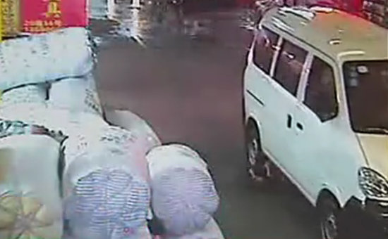 两车先后碾压2岁女童 路人见死不救